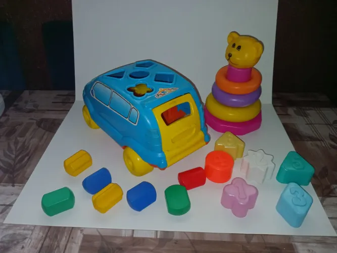 Carrinho e brinquedo interativo