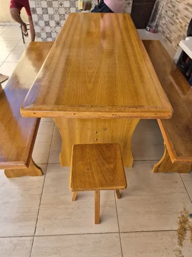 Mesa de Jantar Amadeirada com Bancos e Banquinho