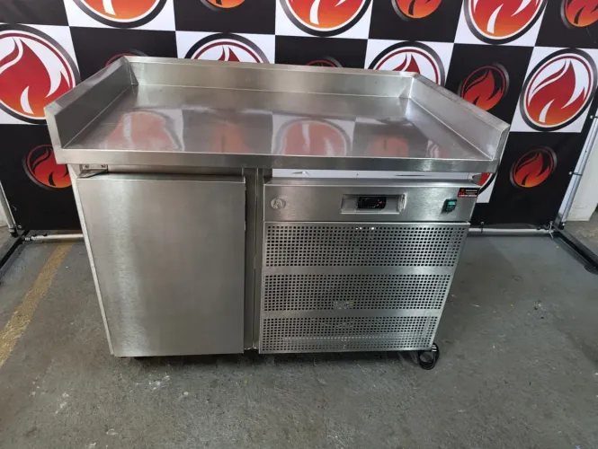 Balcão refrigerado industrial 1 porta todo no aço inox por dentro e por fora marca BERTA?