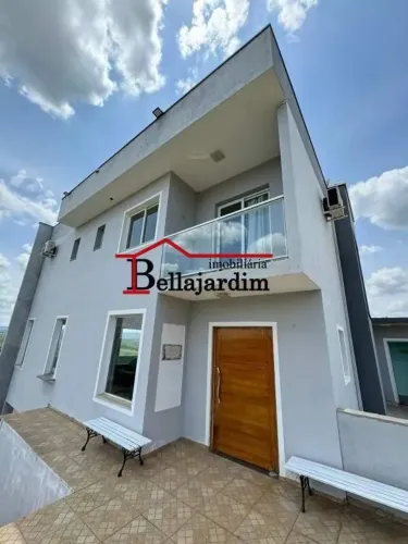 Casa à venda em Pardinho, São Paulo: 420 m² de área interna em terreno de 890 m²