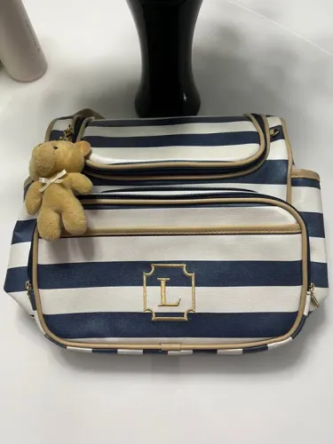 Bolsa maternidade listrada azul e branca com detalhe em dourado