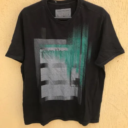 Camiseta Preta Com Estampa Calvin Klein (Usado)