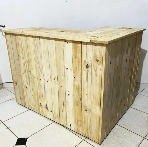 Balcão formato L com duas prateleiras e gaveta