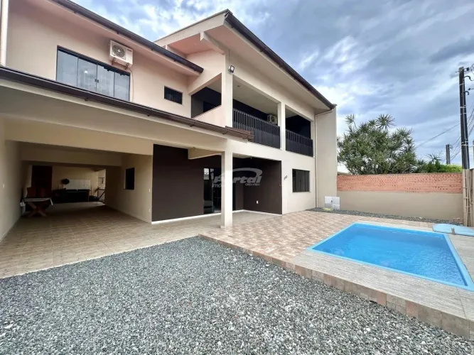 Excelente sobrado com 4 quartos, sendo 1 suíte no bairro armação do itapocoroi em Penha/SC