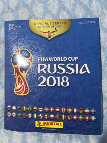 Álbum de figurinhas da Copa FIFA de 2018 completo e bem preservado