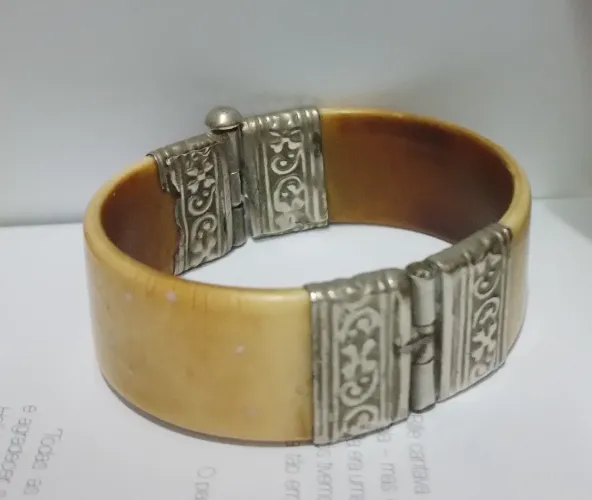 Bracelete marfim com prata. Centro RJ.