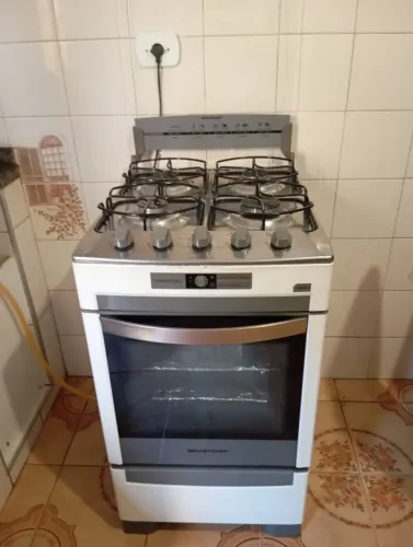 Fogão 4 bocas, tampa de vidro entrada de gás de botijão, marca Brastemp.