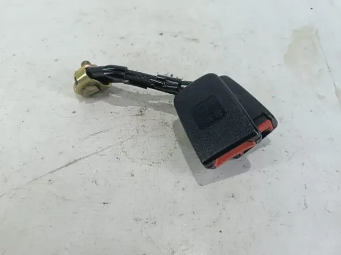 Engate cinto traseiro VW Golf Mk4 99-06