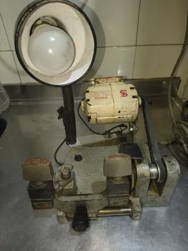 Máquina portátil de copiar chave