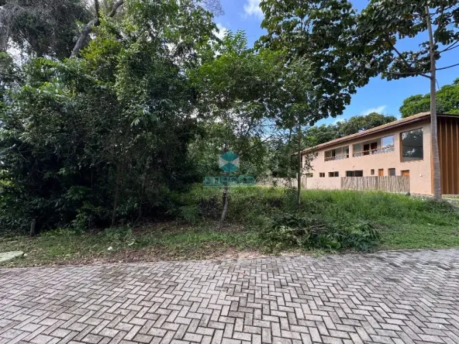 Lote nascente à venda no Condomínio Praia Bella - Praia do Forte, 700m² com área verde e i