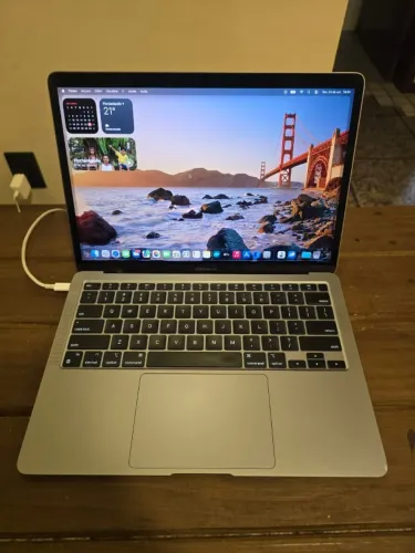 Macbook Air M1 8GB de RAM 256GB, 83% bateria