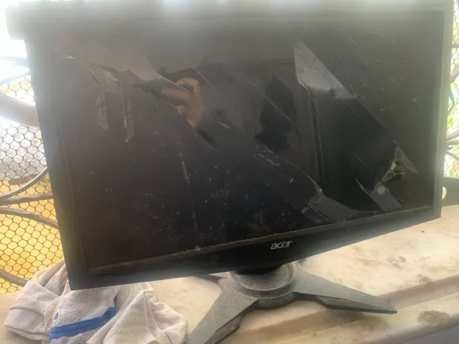 MONITOR ACER 18.5 POL COM DEFEITO ( RETIRADA DE PEÇAS)