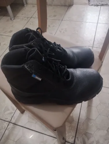 Bota de bico de Ferro nova.