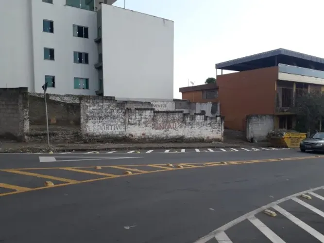 Lote Comercial de Esquina à Venda | 300 m² | Rua Castro Alves - Bairro São José