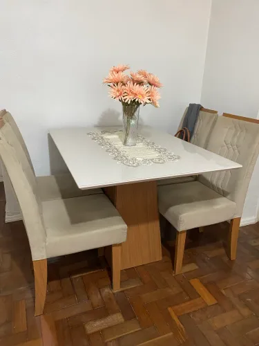 Vendo mesa semi-nova com quatro cadeiras