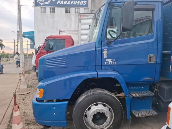 Caminhão 1319 2015