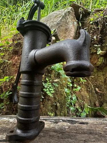 Antiga Bomba d?água de ferro fundido