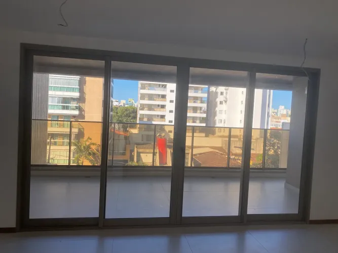Vendo linda porta 4 x 2,30. Novinha!!! Oportunidade para quem está construindo!!!