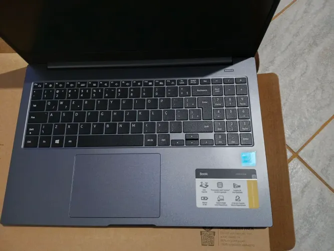 Vendo notebook Samsung, ele é um pouco lento pois tem que colocar mais memória mais novo.