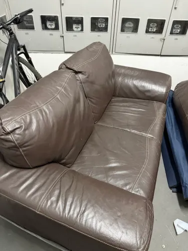 Vendo sofá de dois lugares couro legítimo