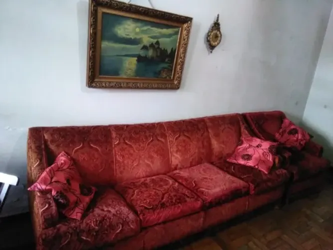 SOFÁ EM VELUDO COM DUAS POLTRONAS;