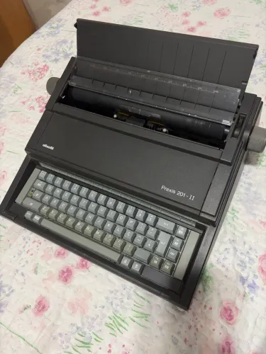 Máquina datilografia elétrica (com manual) 