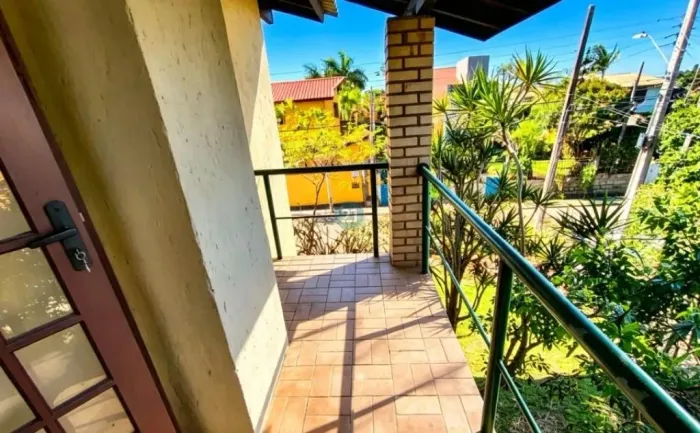 Alugo casa com 02 quartos, 02 vagas de garagem, 140m² privativo e quintal gramado, próxima