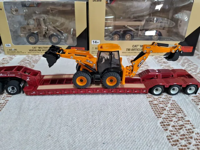 Miniaturas de trator e retroescavadeira e escavadeira 