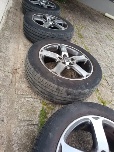 Rodas 15 VW originais muito raras 5x100 pneus bons so vendo.. Faço cartão