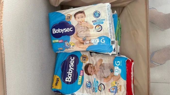 Vendo bebê conforto, chiqueirinho e fraldas