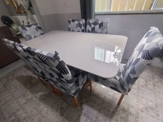Mesa ( sem uso)em madeira maciça moguino tampo em madeira e acabamento em vidro ( mudança)