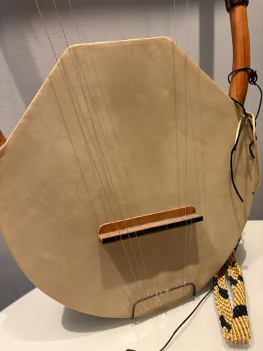 Lira de Apolo de 11 cordas (importada da Grécia, de Luthieros) - acompanha palheta de osso