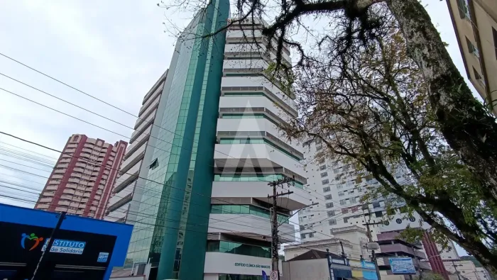 Sala comercial com 3 salas internas no bairro Centro.
