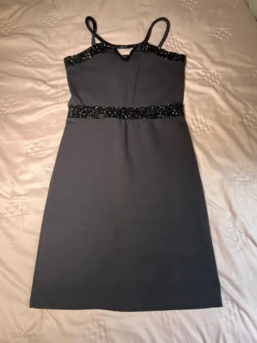 Vestido de festa preto com bordado de pedraria