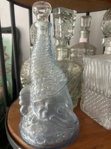 A tida e charmosa licoreira formato peixe.