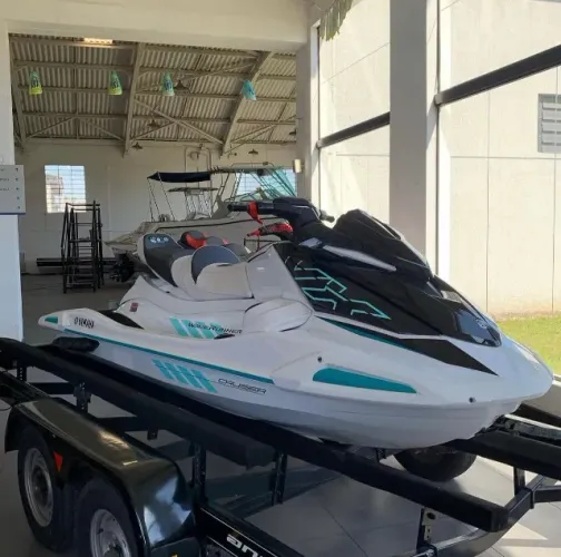 Jetski Yamaha V×Cruiser C/Som: Tecnologia e Diversão nas Ondas