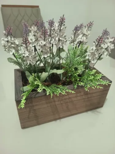 Arranjo Floral Artificial com Flores Brancas e Lilás em Vaso de Madeira