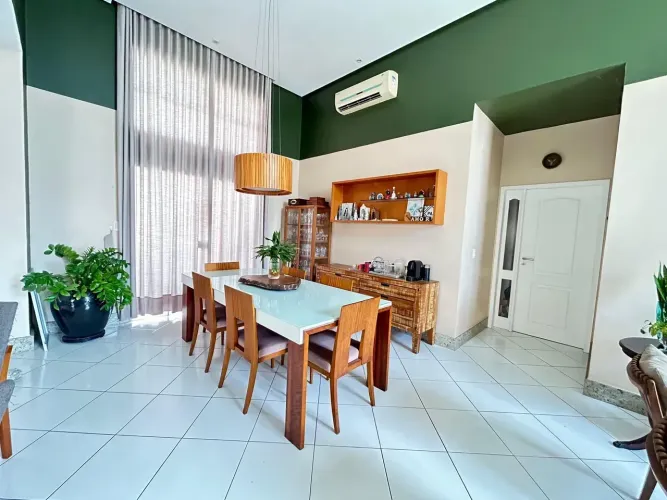 Lara Liotto Residence | 400m² | 4 Quartos | 3 Suítes | Piscina | 600m² de Terreno