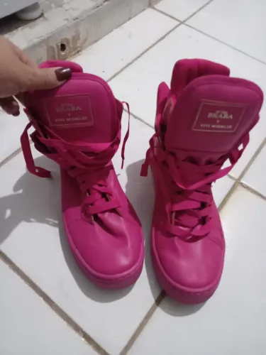 Botinha original ,vendendo pq ganhei de presente e eram na numeração. Calçando 36/37