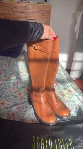 Bota Santa Lolla disponível pra venda nunca usada.