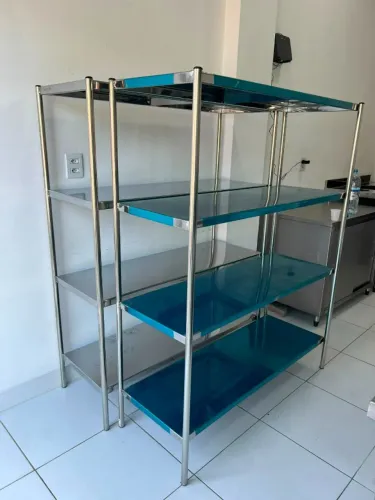 Estantes em inox