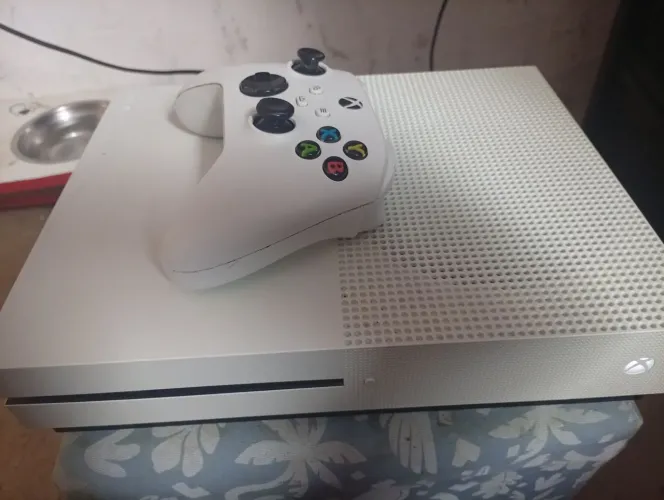 Vende se Xbox one um controle ,.aceito troca Xbox one s ,deu uma volta ainda ou play