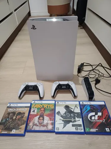 PS5 Fat com leitor + 2 controles + 4 jogos + base carregadora
