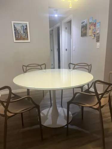 Mesa Saarinen Redonda com Tampo de Vidro ? 4 Cadeiras Masters Inclusas