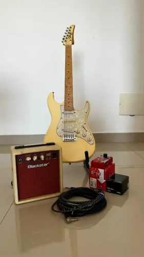 Guitarra Seizi + Amplificador Black Star 10W + 2 Cabos Santo Ângelo + Bag
