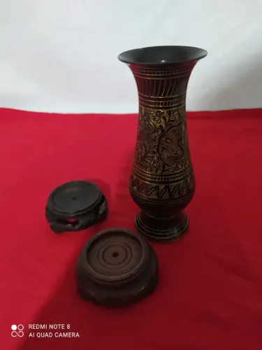 Vaso indiano em metal pintura preto e dourado 