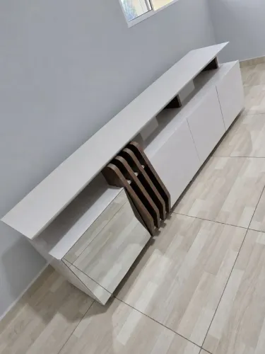 Rack para TV de até 70 pol. Cor OffWhite, com acabamento amadeirado e uma porta espelhada