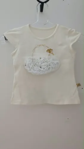 Blusa infantil delicada e fofa bege detalhe de bolsa de tule