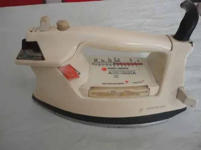 Ferro de passar Black&Decker sem vapor. janela quebrada