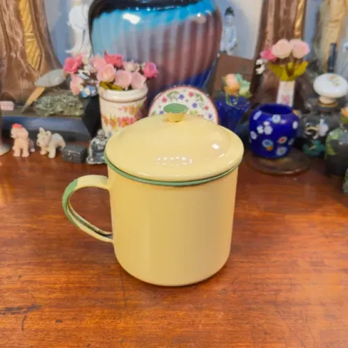 Caneca esmaltado Huafeng (1958).